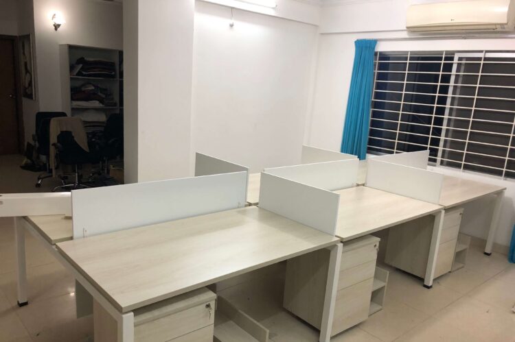 Face-to-face office workstation with CPU trolley, mobile drawers, and board screens.