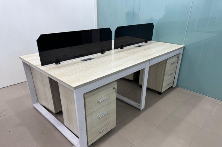 Face-to-face workstation for four people with mild steel legs, powder coating heat paint, and glass partitions.