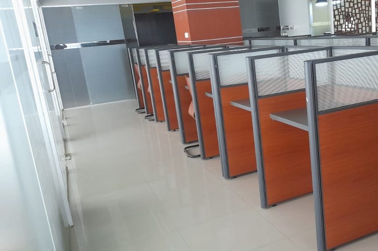 Modern office cubicle workstation featuring an aluminum frame with fabric partitions, designed for collaborative workspaces.