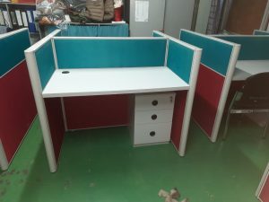 Face-to-face office cubicle workstation with four-person seating, featuring two-tone fabric partitions and an aluminum frame.
