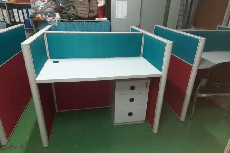 Face-to-face office cubicle workstation with four-person seating, featuring two-tone fabric partitions and an aluminum frame.