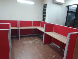 U-shaped office cubicle workstation with a single-color fabric partition and aluminum frame, designed for efficient workspace utilization.