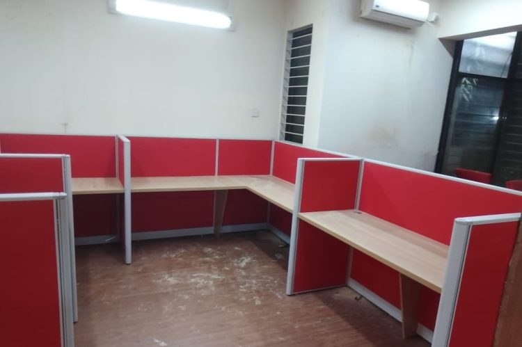 U-shaped office cubicle workstation with a single-color fabric partition and aluminum frame, designed for efficient workspace utilization.