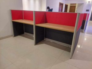 Office cubicle workstation with a two-tone fabric partition and aluminum frame, designed for a modern and efficient workspace.