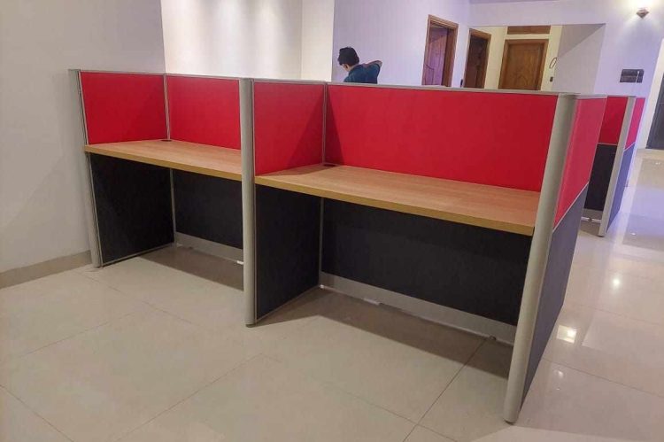 Office cubicle workstation with a two-tone fabric partition and aluminum frame, designed for a modern and efficient workspace.