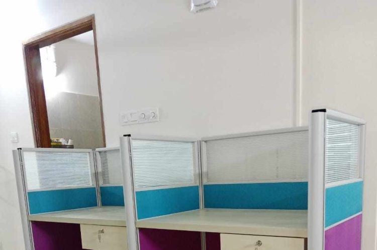 Office cubicle workstation featuring a two-tone fabric partition with an aluminum frame, designed for stylish and efficient office layouts.