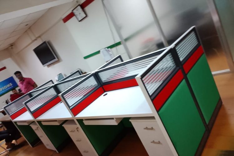 Office cubicle workstation featuring red and green fabric partitions with an aluminum frame, designed for collaborative workspaces.